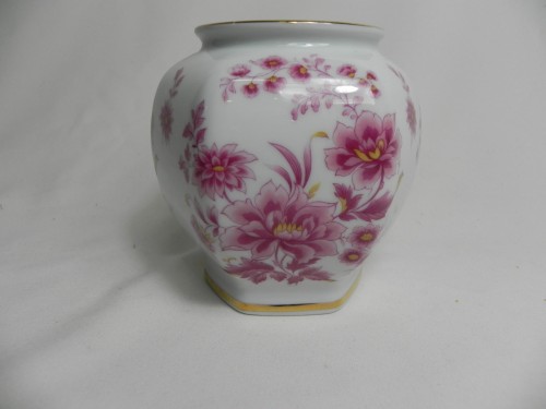 Wazonik z porcelitu w kwiaty