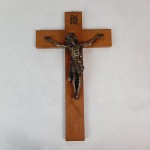 Krzyż drewniany z Jezusem mosiądz wiszący