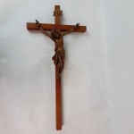 Krzyż drewniany z Jezusem z drewna