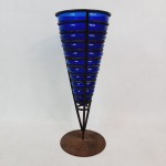 Wazon szklany kobaltowy z metaloplastyką 