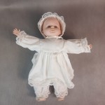 Lalka Bobas porcelanowa w białej sukience 