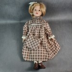 Lalka porcelanowa sukienka brązowa w kratkę 