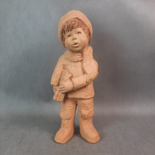 Figurka gliniana chłopiec z książką LEE BORTIN 