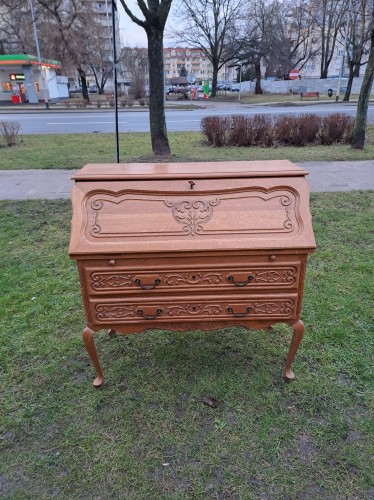 Sekretarzyk w stylu ludwikowskim z szufladami 