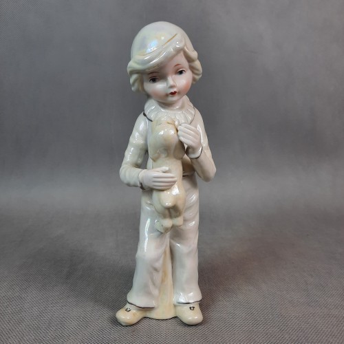 Figurka porcelanowa chłopiec z pieskiem 