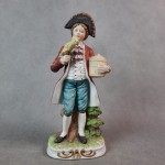 Figurka porcelanowa panicz z papugą 