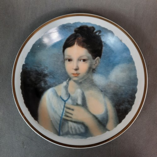 Talerz porcelanowy dziewczyna z gołąbkiem WAWEL