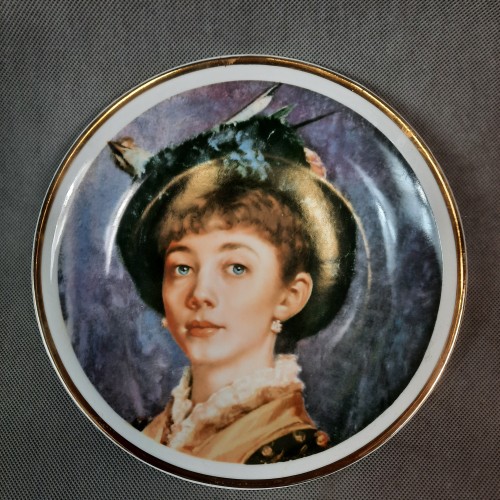 Talerz porcelanowy portret młodej kobiety w czarnym kapeluszu WAWEL