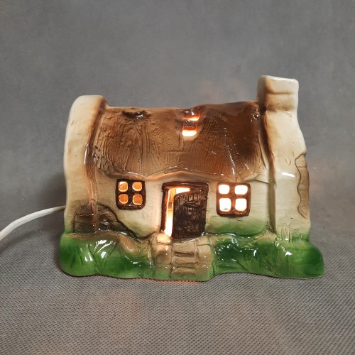 Ceramiczna wiejska chatka podświetlana 