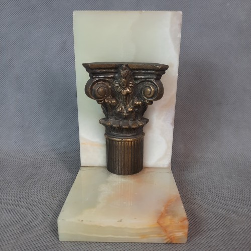 Miniatura kolumny w stylu korynckim