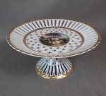 Porcelanowa patera ze scenką rodzajową na nóżce