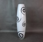 Wazon szklany biały z czarnymi spiralami KROSNO