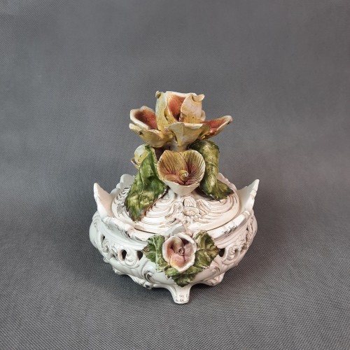 Bomboniera porcelanowa z pokrywą kwiatową BASSANO