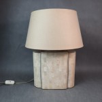 Lampa stołowa imitująca marmur, kamień