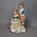 Figurka biskwit para w strojach z epoki 