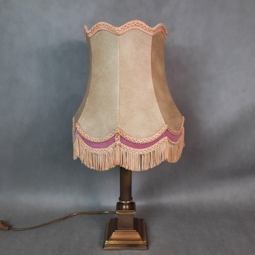Lampka mosiężna w stylu retro lub vintage 