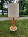 Lampka duża drewniana z abażurem w frędzelki 