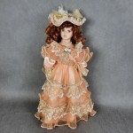 Lalka porcelanowa w kręconych rudych włosach KOLEKCJONERSKA