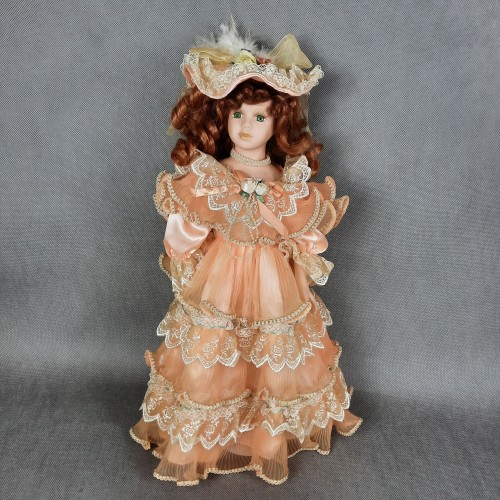 Lalka porcelanowa w kręconych rudych włosach KOLEKCJONERSKA