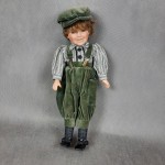 Lalka porcelanowa chłopiec w czapce KOLEKCJONERSKA