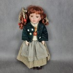 Lalka porcelanowa w zielonym sweterku KOLEKCJONERSKA