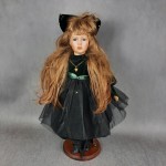 Lalka porcelanowa w czarnej sukience i łańcuszkiem KOLEKCJONERSKA