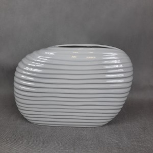 Wazon porcelanowy prążkowany