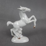 Figurka porcelanowa koń z pozłacanymi kopytami
