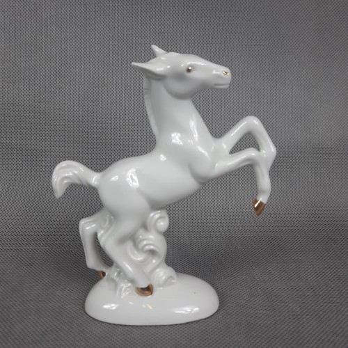 Figurka porcelanowa koń z pozłacanymi kopytami
