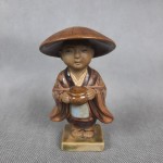 Figurka porcelanowa Shiwan chiński rybak z dużym kapeluszem