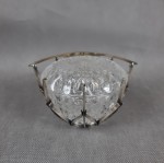 Cukiernica kryształowa w platerowanym srebrnym koszyczku