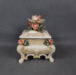 Szkatułka/Puzdro porcelana biskwit z kwiatami 