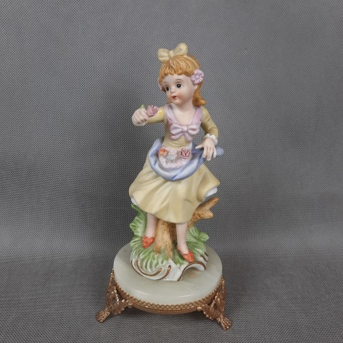 Figurka porcelanowa dziewczynka w żółtej sukience 