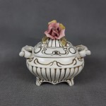 Szkatułka/Puzdro porcelana biskwit z kwiatami BASSANO