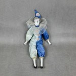 Lalka porcelanowa Arlekin niebiesko-biały