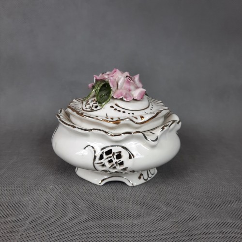 Szkatułka/Puzdro ażurowa ceramiczna z kwiatami