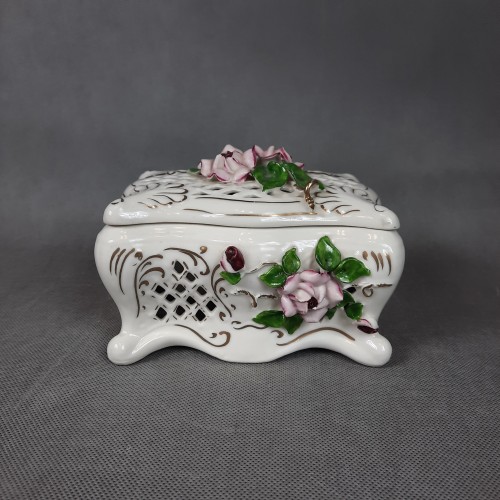 Szkatułka/Puzdro podłużne ażurowe ceramiczne z kwiatami