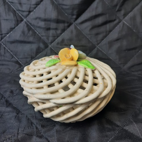 Bomboniera  ażurowa porcelanowa w kwiaty