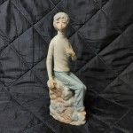 Figurka porcelanowa chłopiec CASADES 