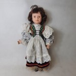 Lalka porcelanowa w fartuszku