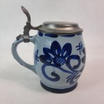 Kufel ceramiczny z cynowym dekielkiem kwiaty