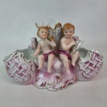 Wazon porcelanowy z dwiema  doniczkami z dziećmi 
