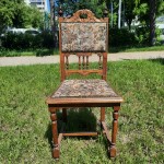 Krzesło drewniane rzeźbione z tapicerką kwiatową 